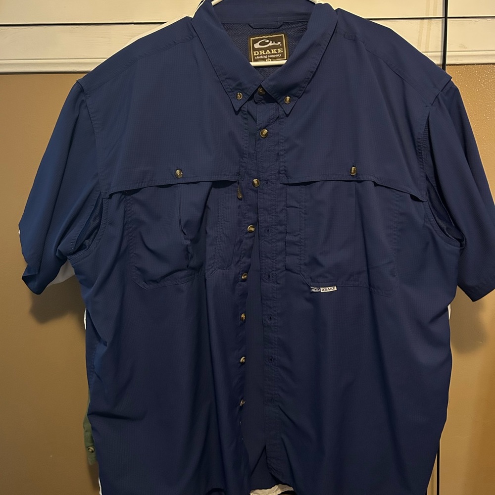 Drake Casual wear button down shirt. New w/o tags. Excellent condition
